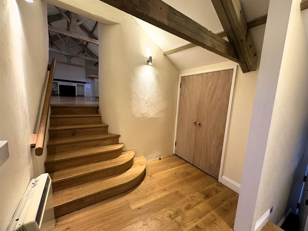 Property photo 2 of 14 Hallway