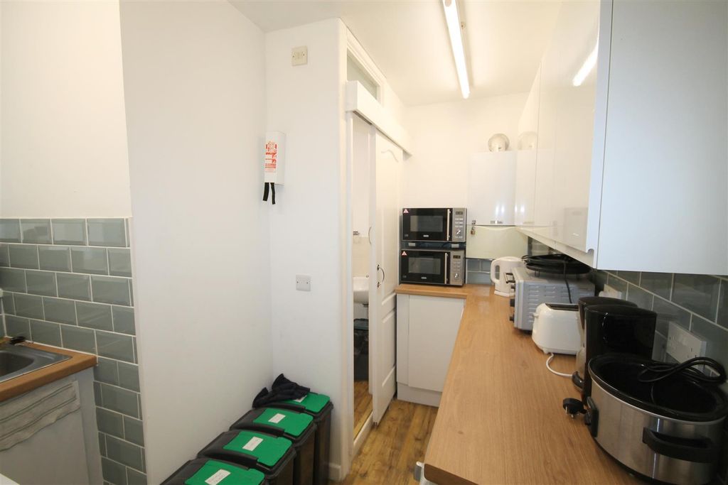 Property photo 3 of 8 Kitchen 2.Jpg