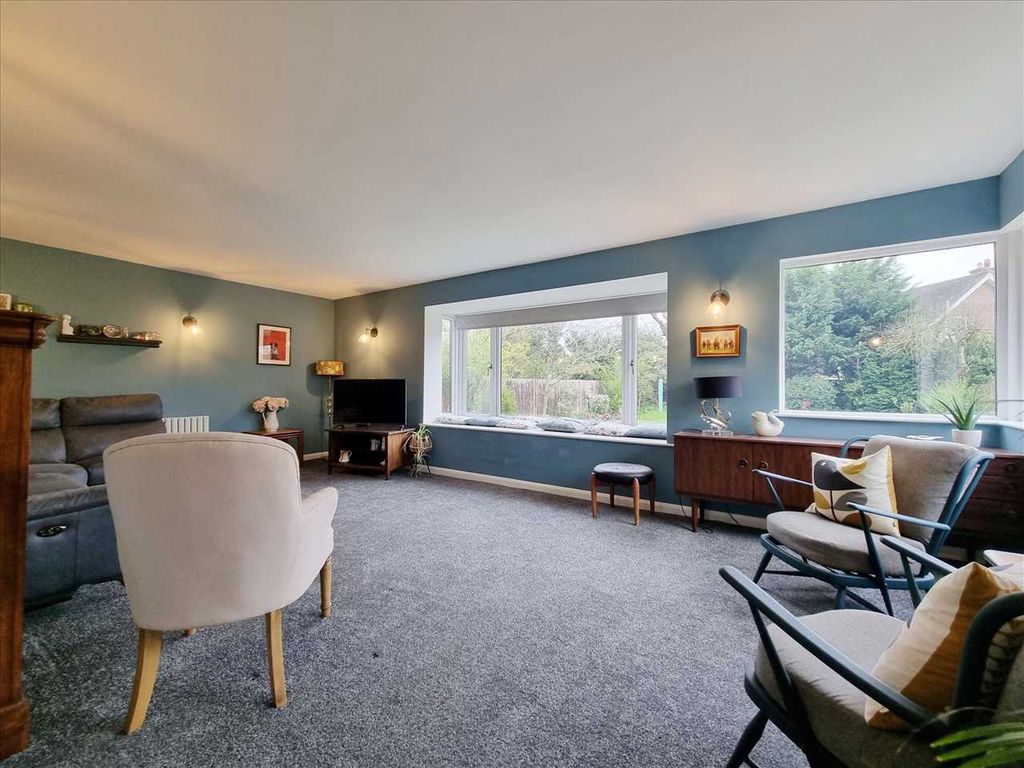 Property photo 2 of 11 Lounge