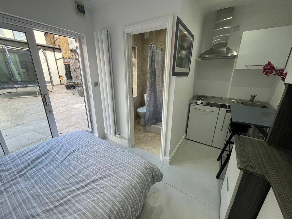 Property photo 2 of 16 Studio 0- £990 Available 01/03/2026