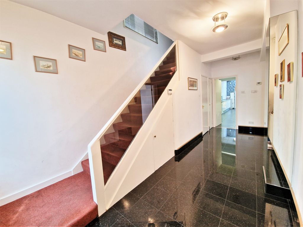 Property photo 2 of 17 Gallery