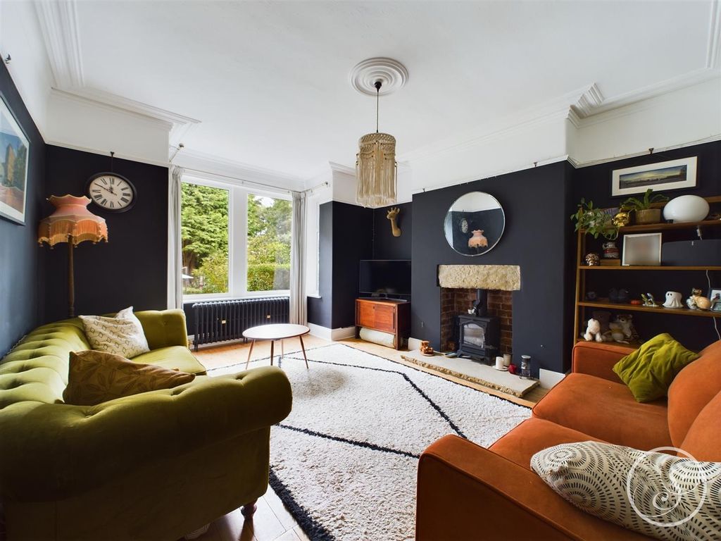 Property photo 3 of 35 Lounge