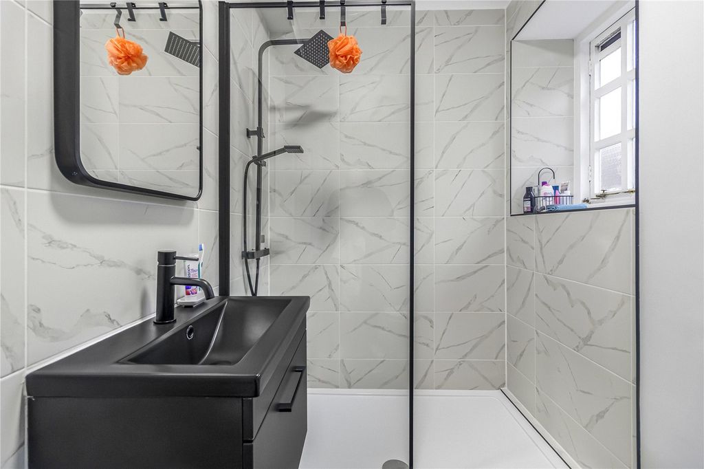 Property photo 2 of 9 Bathroom