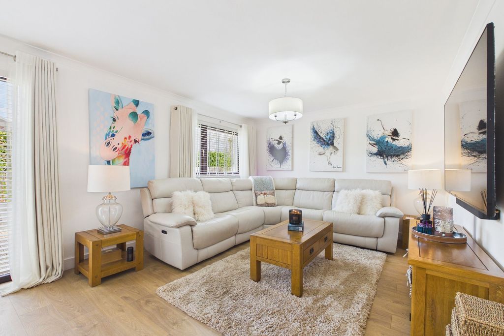 Property photo 2 of 28 Living/Dining Room