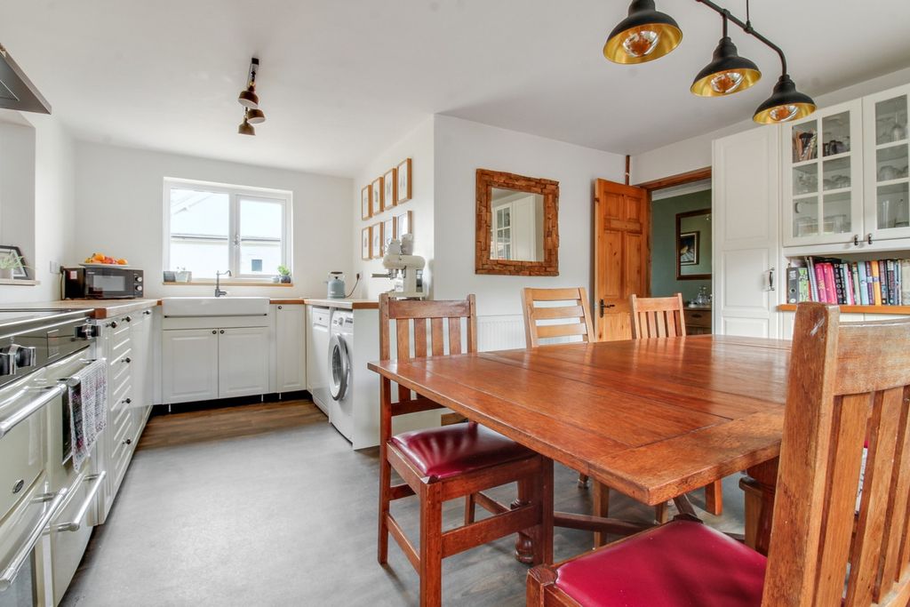 Property photo 3 of 28