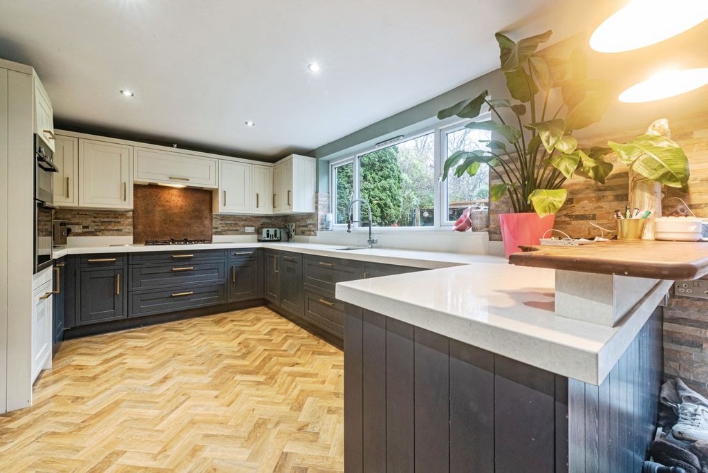 Property photo 2 of 17 82Brunelroad-22