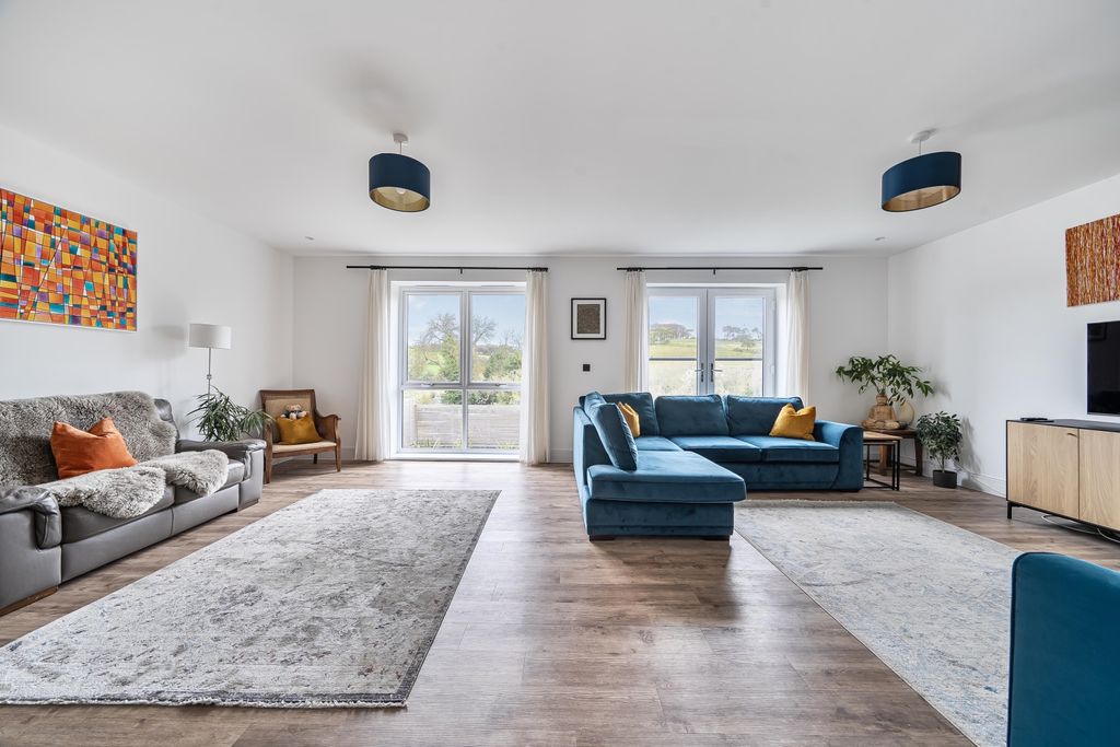 Property photo 3 of 22 Lounge