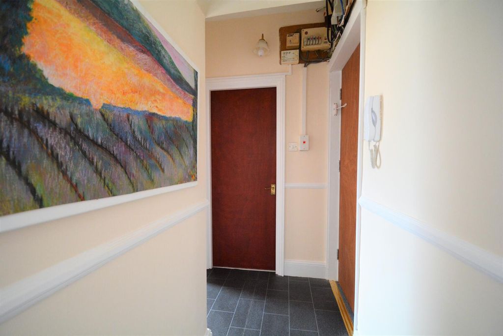 Property photo 2 of 8 Hallway