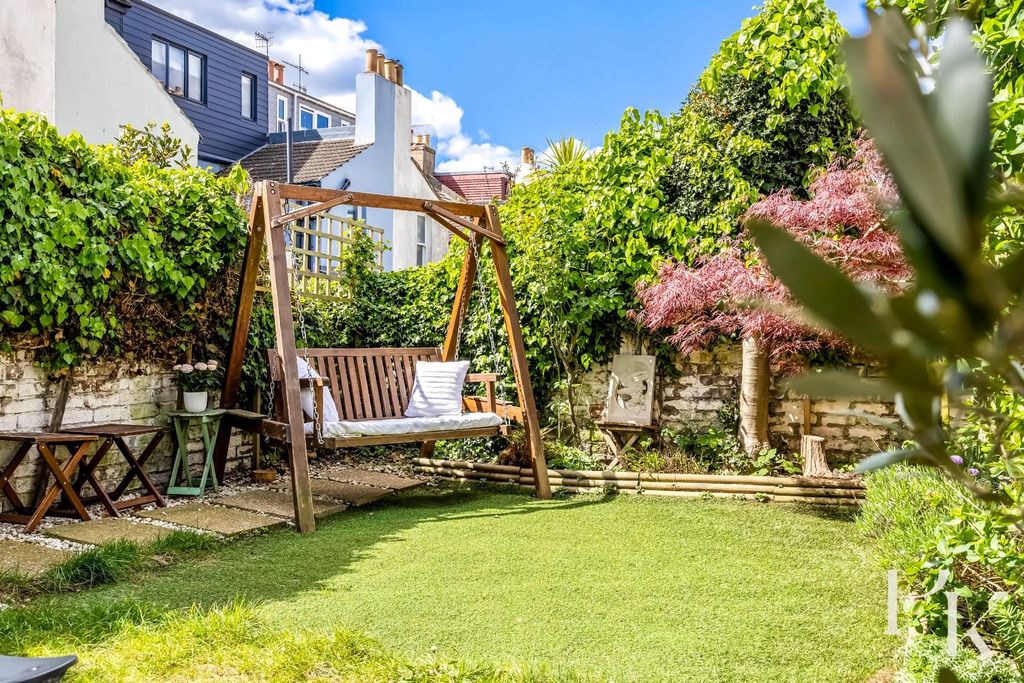 Property photo 2 of 24 Rutland Road, 86-004.Jpg