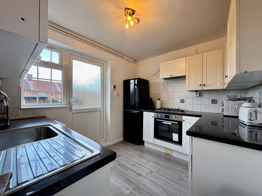 Property photo 2 of 14 Kitchen