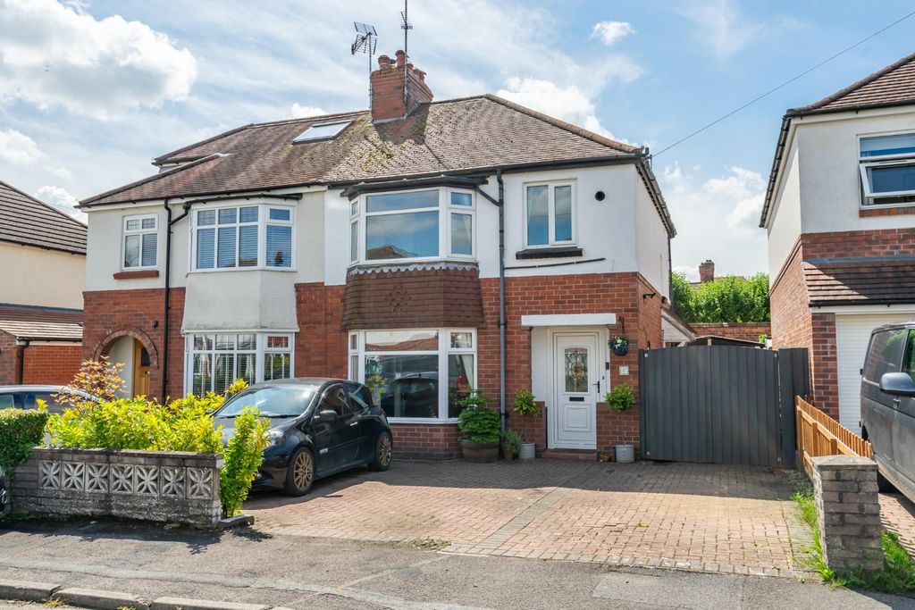 Property photo 1 of 22 Moorgarth Ave (19 Of 28).Jpg
