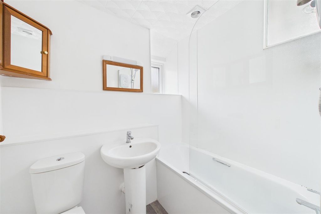 Property photo 3 of 10 Bathroom.Jpg