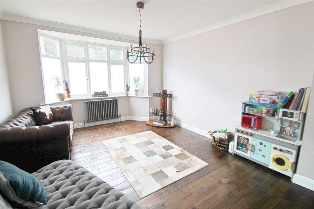 Property photo 2 of 10 Lounge: