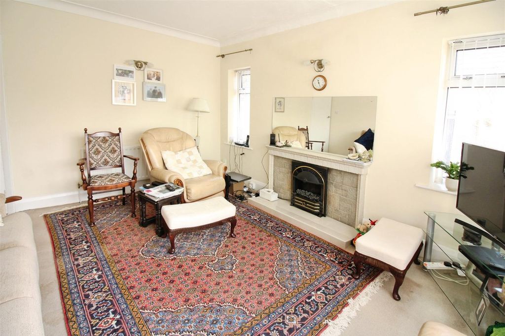 Property photo 3 of 11 Lounge