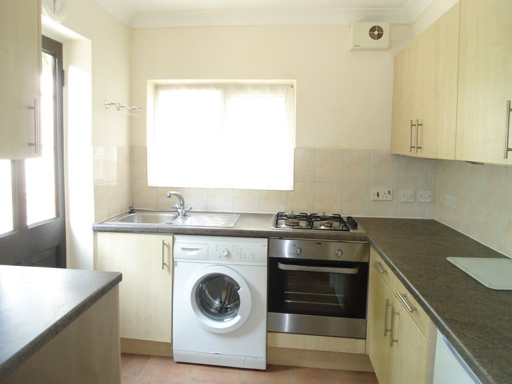 Property photo 3 of 10 Kitchen