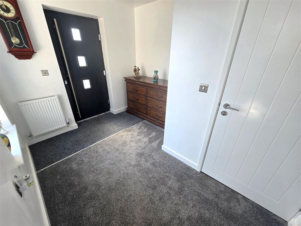 Property photo 2 of 26 Bungalow Entrance Hall