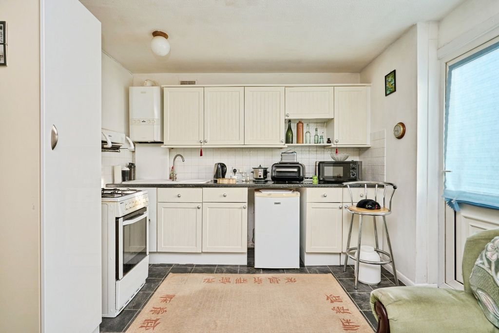 Property photo 3 of 9 Kitchen