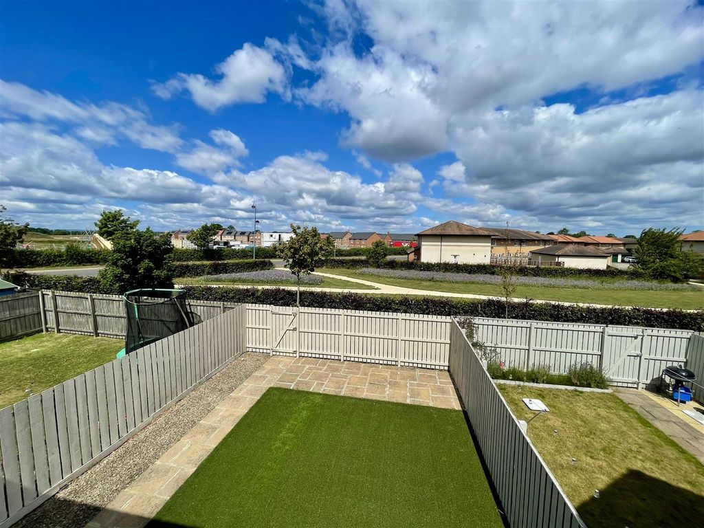 Property photo 2 of 18 Externally