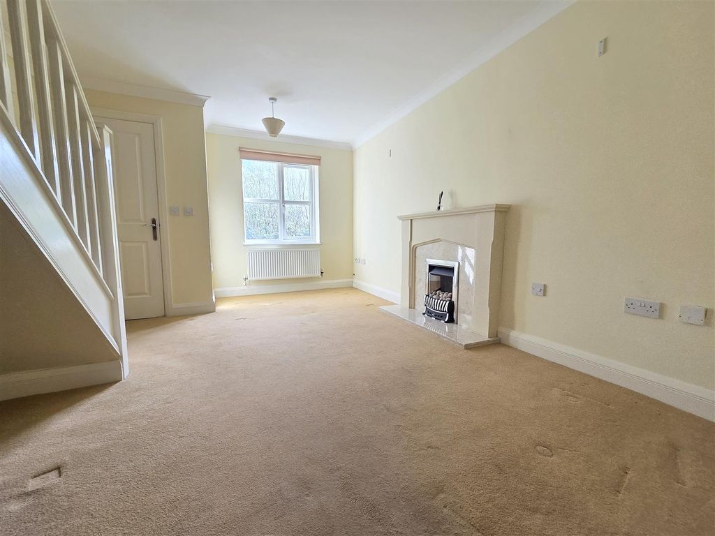 Property photo 3 of 12 Lounge