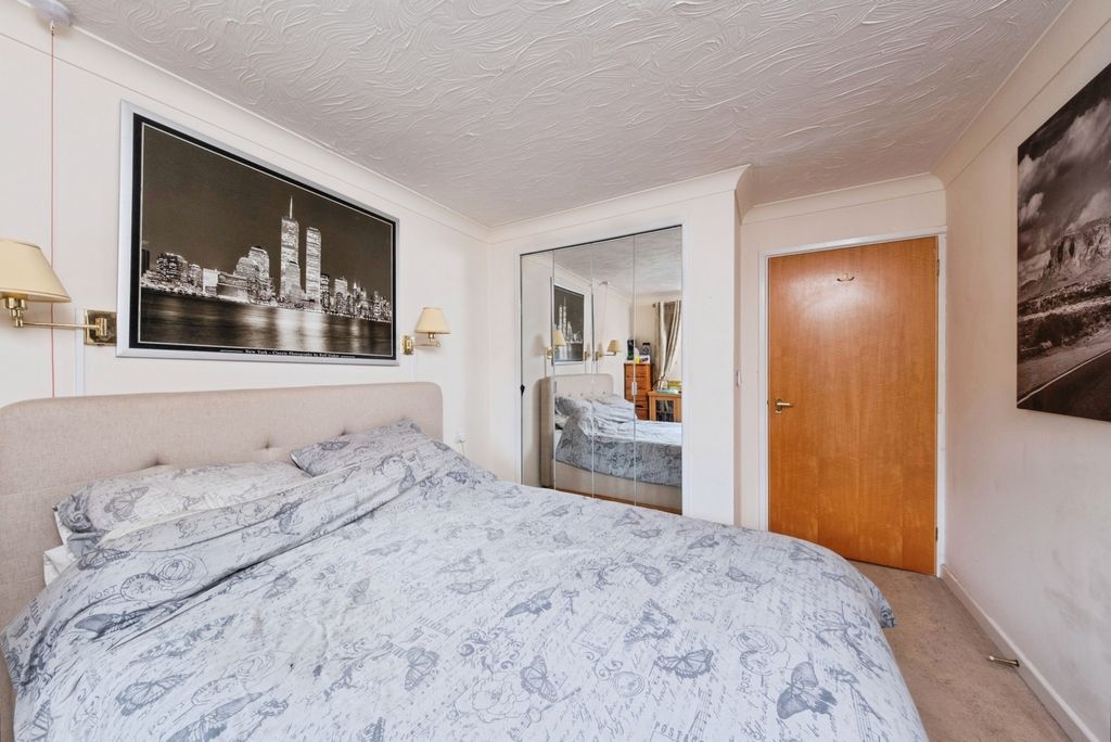 Property photo 3 of 10 Bedroom