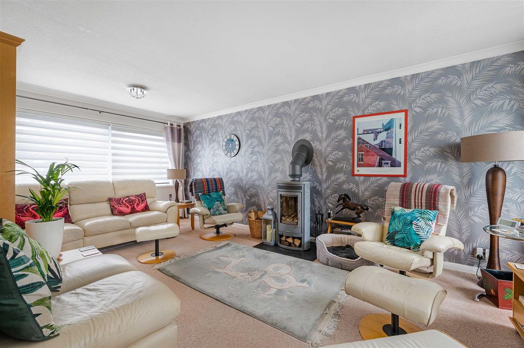 Property photo 3 of 30 Living Room