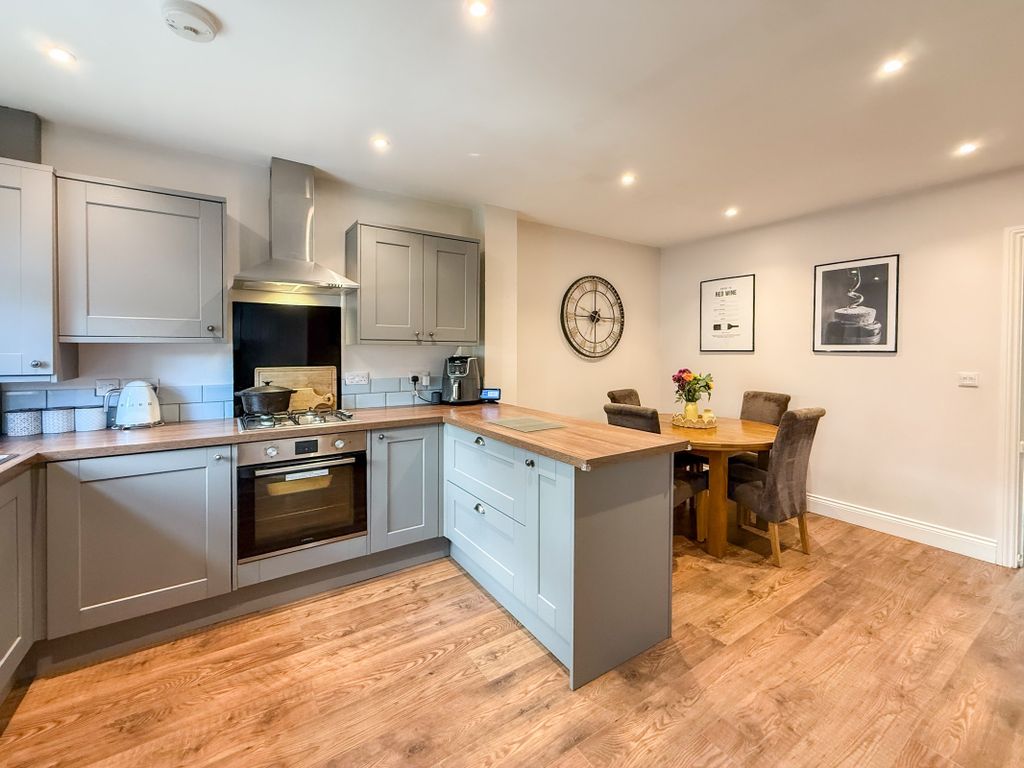 Property photo 2 of 20 Dining Kitchen