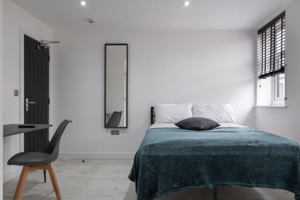 Property photo 3 of 15 A Modern And Clean Double Bedroom Featuring A Comf...