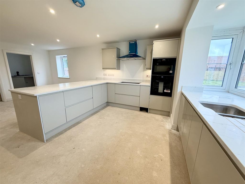 Property photo 3 of 10 Kitchen
