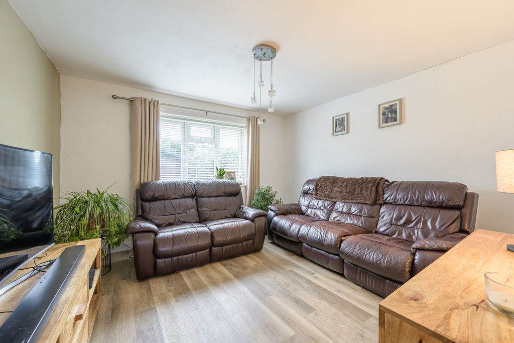 Property photo 3 of 19 Lounge