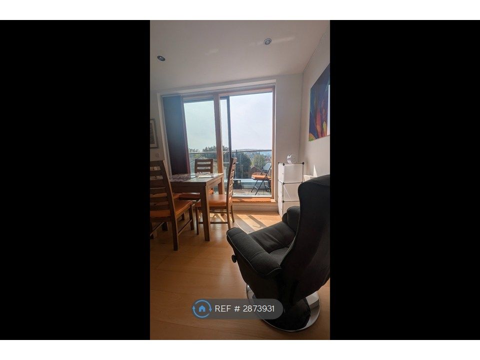 Property photo 3 of 16 Livingroom