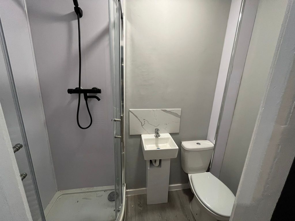 Property photo 3 of 12 Studio 4- Bathroom