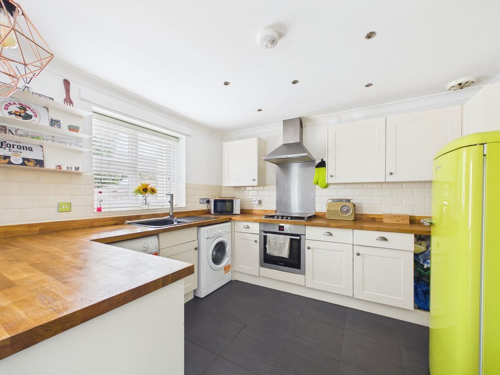 Property photo 3 of 11 Kitchen