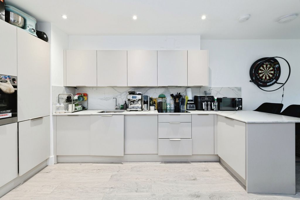 Additional image 15 of 2 bed flat for saleFairdene Road, Coulsdon CR5