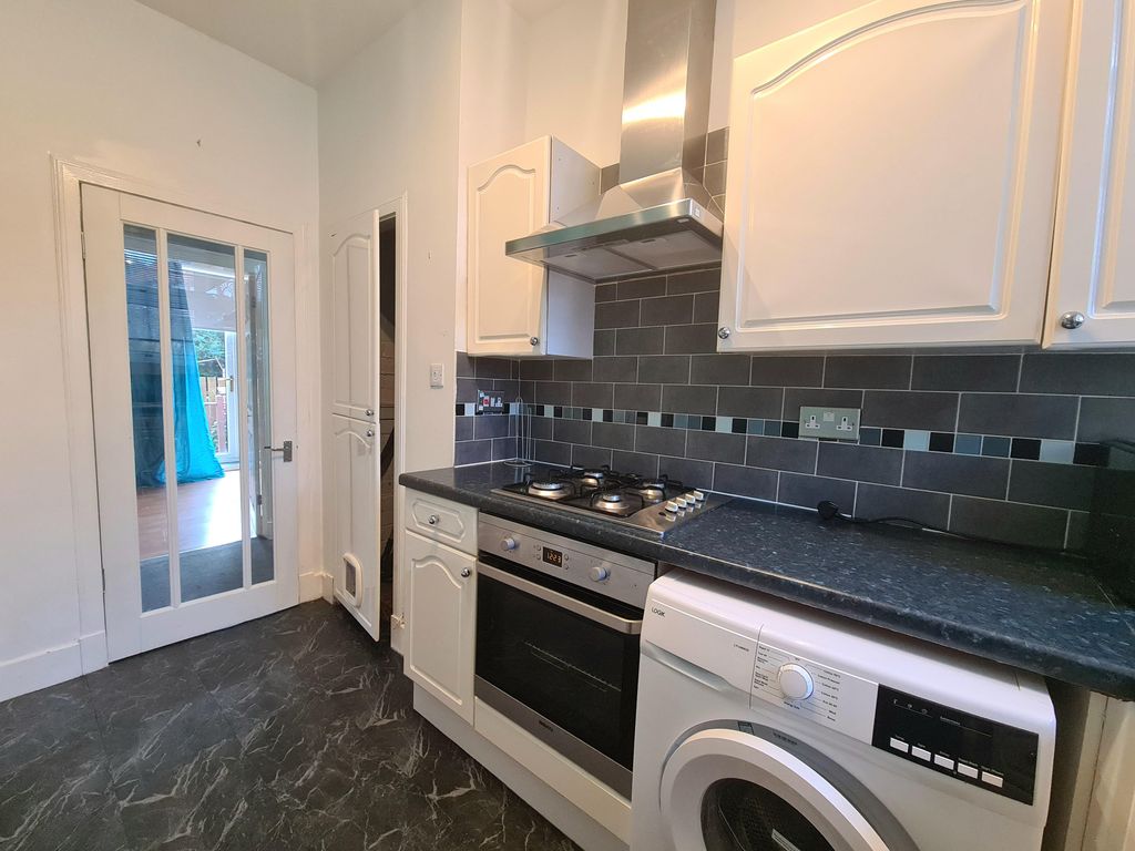 Property photo 2 of 11 Kitchen