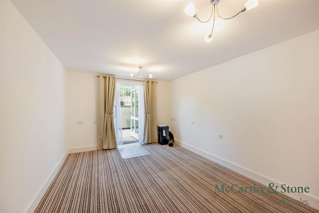 Property photo 2 of 17 8702970-Interior03-800.Jpg