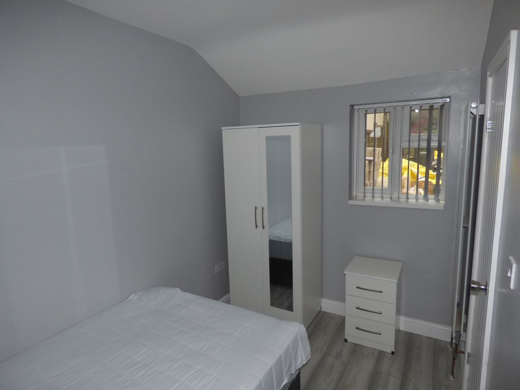 Property photo 1 of 5 House Share Room For Rent