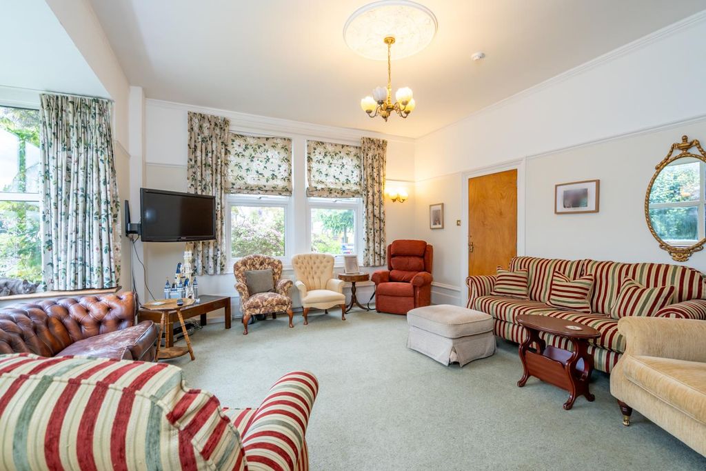 Property photo 2 of 27 Sitting Room.Jpg