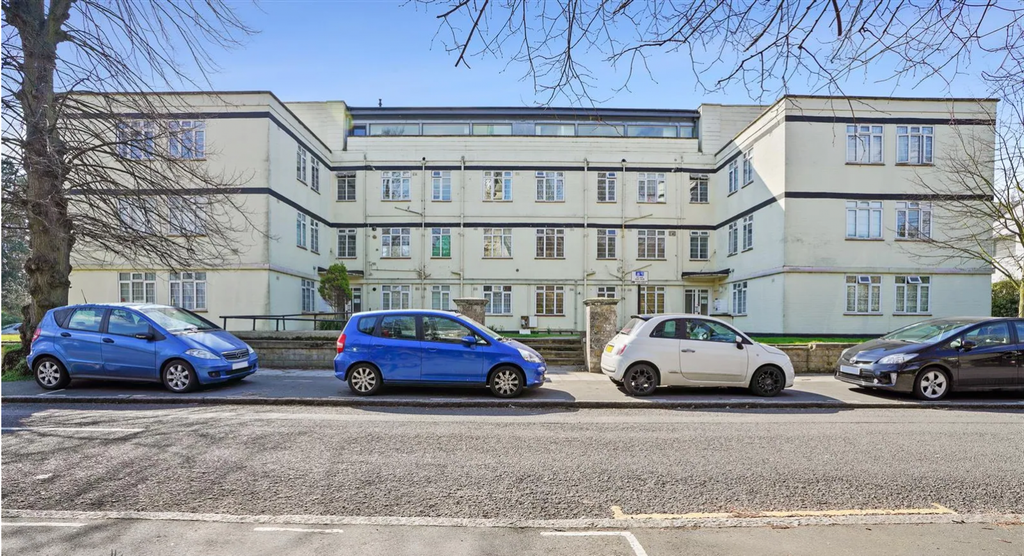 Property photo 1 of 8 Three Bedroom Ground Floor Flat