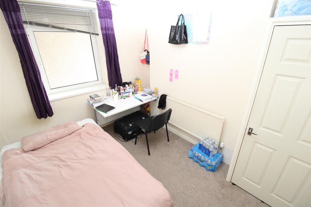 Property photo 3 of 7 Bright Bedroom With Desk And Natural Light...