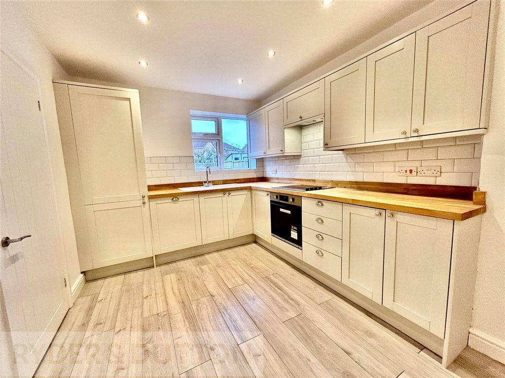 Property photo 3 of 18 Kitchen