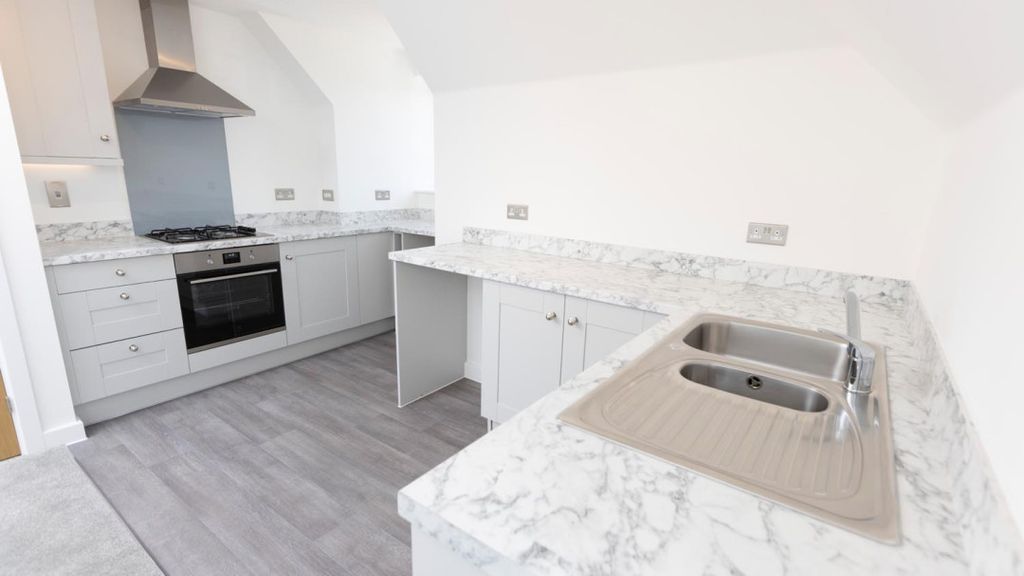 Additional image 6 of 2 bed flat for salePetworth GU28