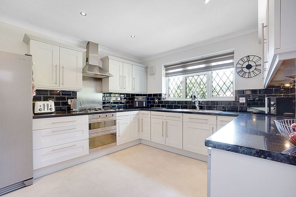 Property photo 3 of 31