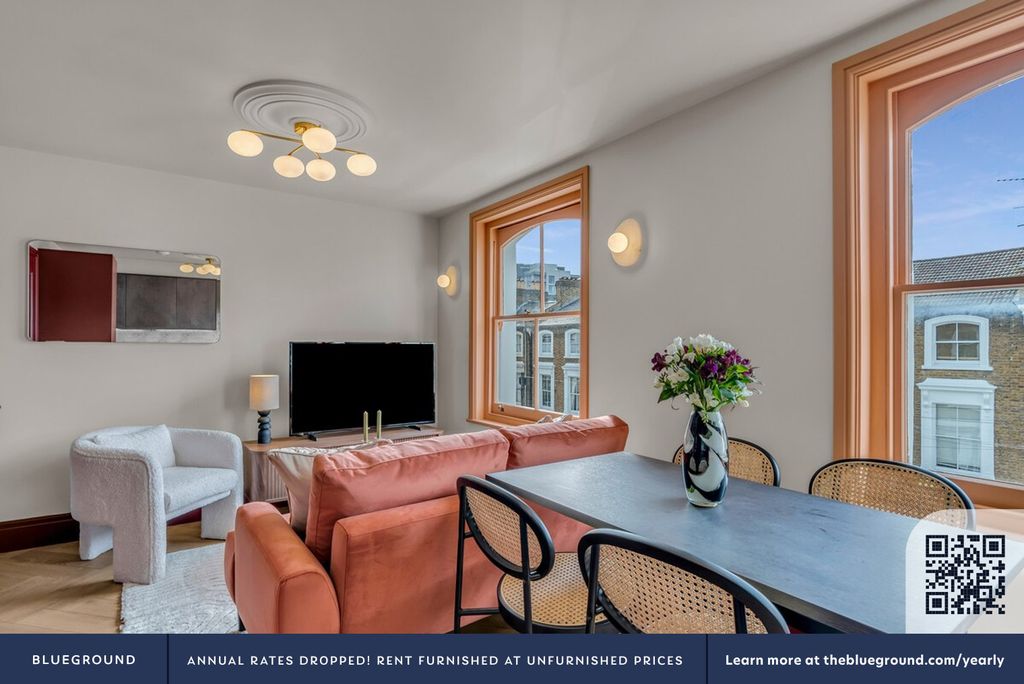 Property photo 3 of 32 Living Room