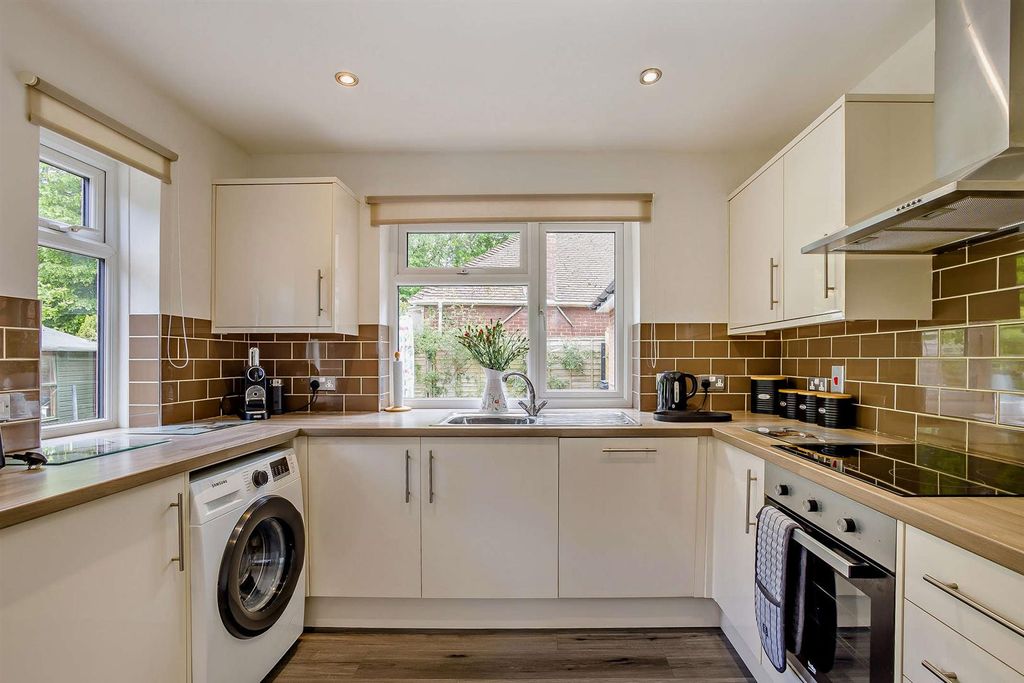 Property photo 2 of 31 8690244-Interior19-800.Jpg
