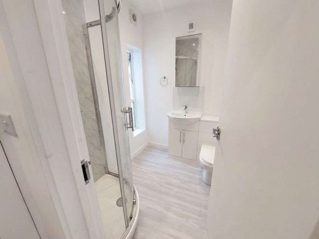 Property photo 3 of 7 Bathroom