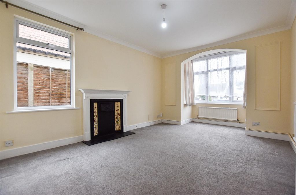 Property photo 2 of 11 Living Room..Jpg