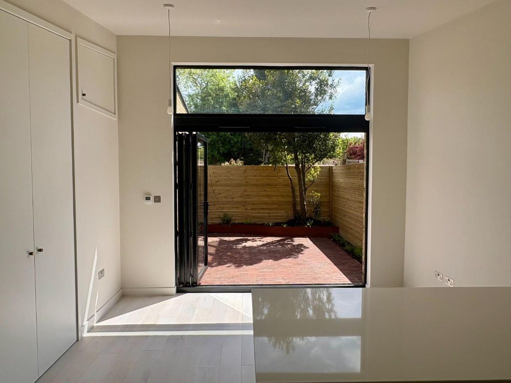 Property photo 3 of 18 Bifold.Jpeg