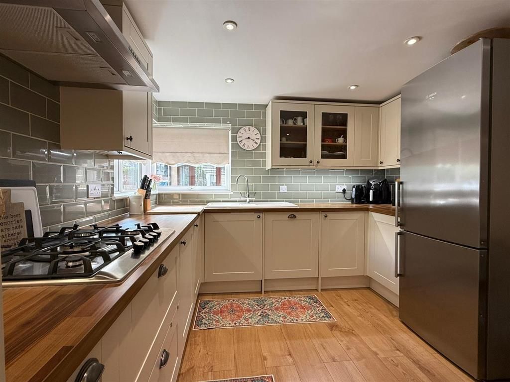 Property photo 3 of 11 Kitchen