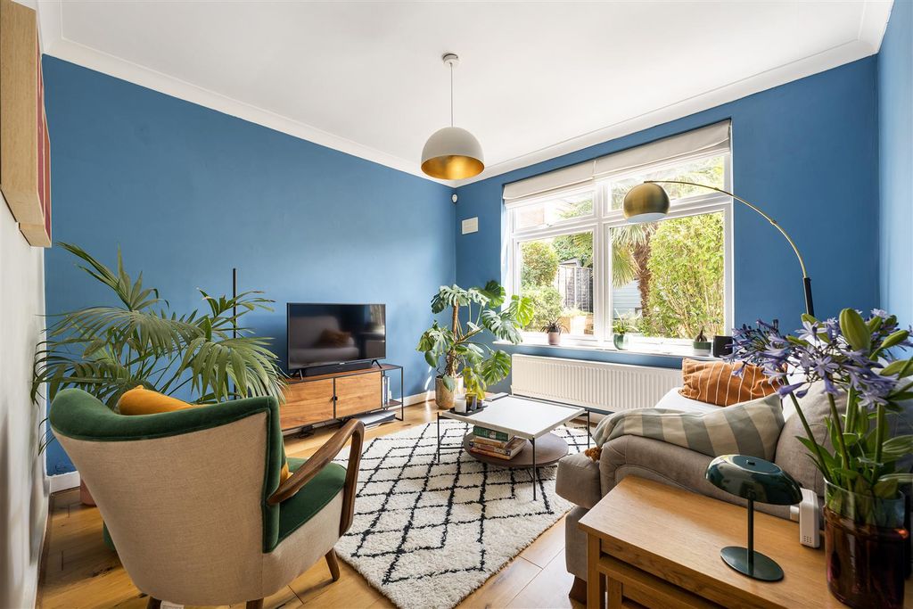 Property photo 2 of 26 Winns Avenue, E17
