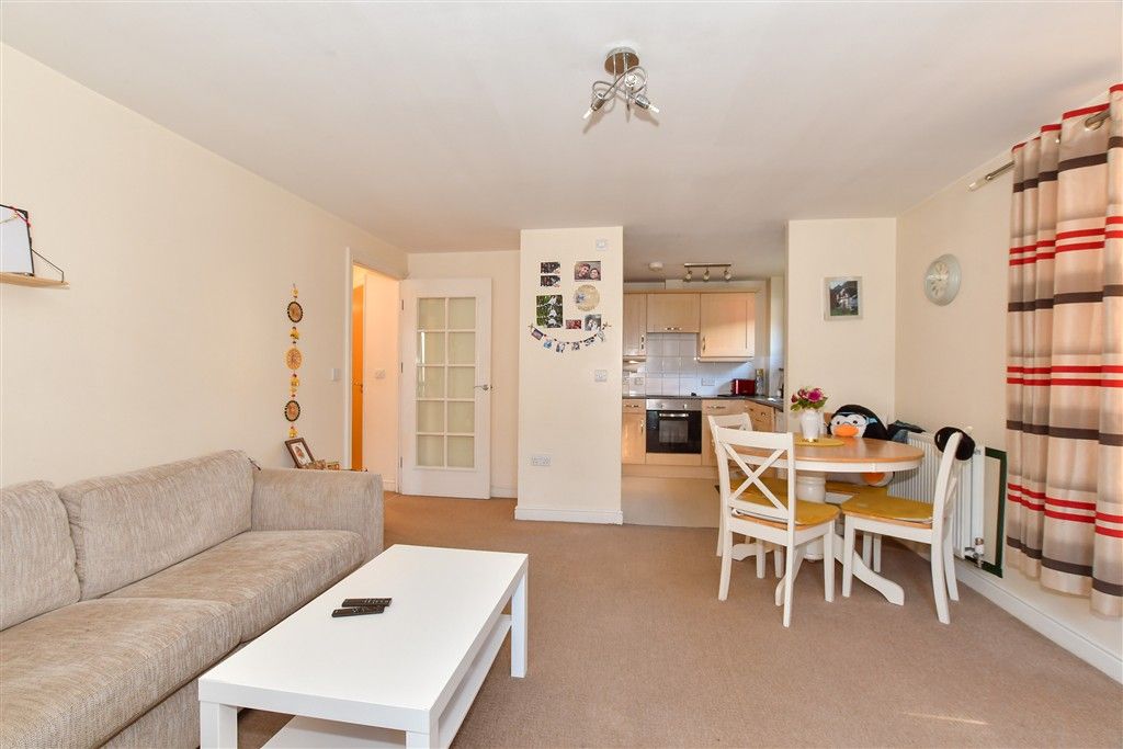 Property photo 1 of 6 Lounge/Dining Area